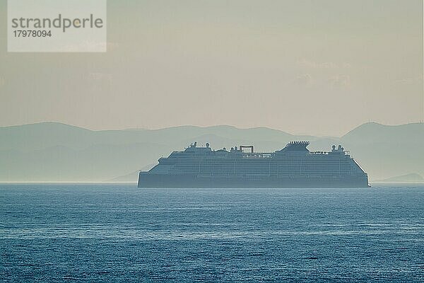 Silhouette eines Kreuzfahrtschiffes im Mittelmeer. Ägäisches Meer  Griechenland  Europa