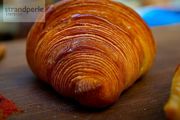 Französische Tradition Croissant Brioche Butterbrot auf Holz