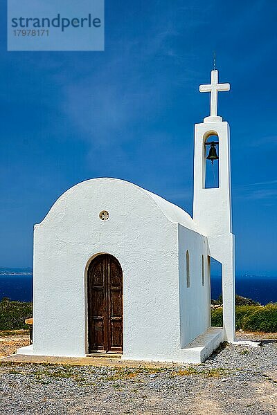 Griechische traditionelle weiß gewaschene orthodoxe Kirche. Insel Kreta  Griechenland  Europa