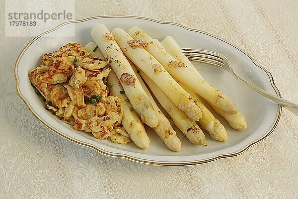 Badische Küche  Spargel mit Kratzete  Flädle  Pfannkuchen aus Kartoffelteig in Stücke zerrissen mit weißem Spargel  Gemüse  gesund  deftig  aus der Pfanne  vegetarisch  typisch Badisch  Traditionsküche  Servierplatte  Gabel  Foodfotografie  Studio  Deutschland  Europa