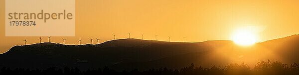 Windkraftanlagen  Dramatischer Silhouetten-Sonnenuntergang über den Lavanttaler Alpen in der Steiermark  Steirische Alpen im orangefarbenen Licht des Sonnenuntergangs  Österreich  Europa