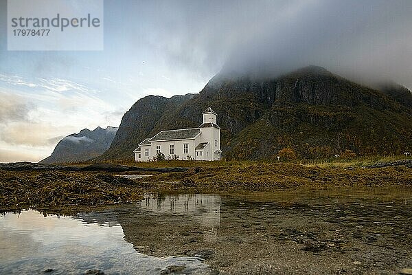 Kirche von Gimsøy  Gimsoykirke  Gimsoy  Lofoten  Norwegen  Europa