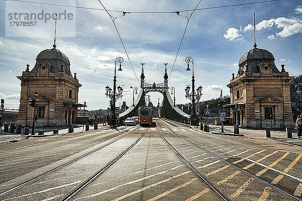 Freiheitsbrücke  Brückentor mit Straßenbahn  Gegenlicht  Pest  Budapest  Ungarn  Europa