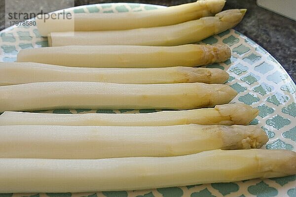 Badische Küche  Zubereitung Spargel mit Kratzete  weißer Spargel gekocht auf Teller  Gemüse  gesund  vegetarisch  typisch Badisch  Traditionsküche  Foodfotografie  Studio  Deutschland  Europa