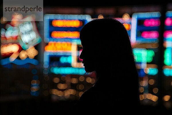 Frau Silhouette mit bunten Neonlicht im Hintergrund