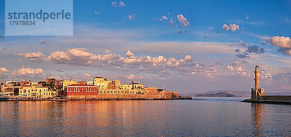 Das Panorama des malerischen alten Hafens von Chania ist eines der Wahrzeichen und touristischen Ziele der Insel Kreta am Morgen bei Sonnenaufgang. Chania  Kreta  Griechenland  Europa