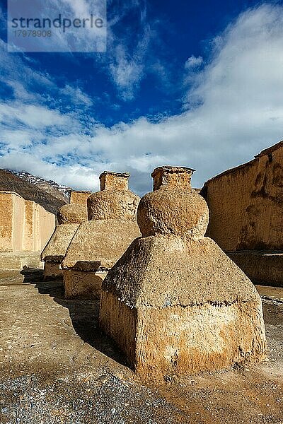 Buddhistischer Gompa-Tempel aus Lehm im Dorf Tabo im Spiti-Tal  Lehm-Gompa hoch im Himalaya auf dem Gelände eines Klosters in der Tradition der tibetischen buddhistischen Religion gebaut  Himachal Pradesh  Indien  Asien