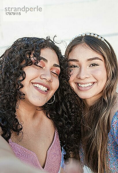 Nahaufnahme von zwei süßen Mädchen  die ein Selfie machen  lächelnde Mädchen  die ein Selbstporträt machen  Selfie von zwei Mädchen