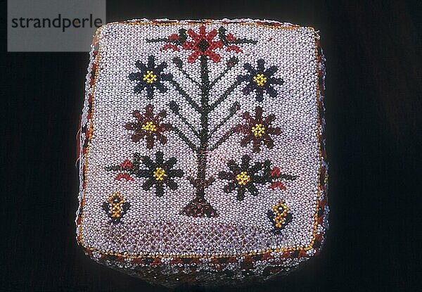 Perlenstickerei  Palmblattkorb  einst mit Perlenstickerei bedeckt  Blumendesign  beides Hobbys  die einst von der Frau des Chettiar bevorzugt wurden  Nagarathar-Gemeinschaft  Chettinad  Tamil Nadu  Indien  Asien