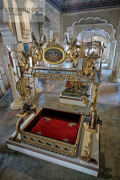 Eine dekorierte Babykrippe für die Ausstellung des Babymuseums des Maharadschas im Mehrangarh Fort. Jodhpur  Rajasthan  Indien  Asien