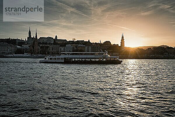 Ausflugsschiff auf der Donau  Sonnenuntergang  Gegenlicht  Budapest  Ungarn  Europa