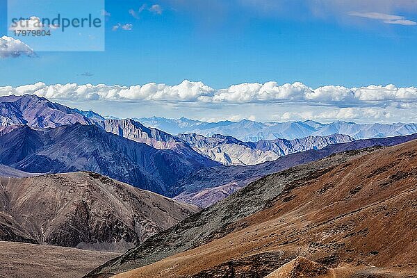 View near Tanglang la Pass  mountain paß in Himalayas along the Leh-Manali highway  Ladakh  India