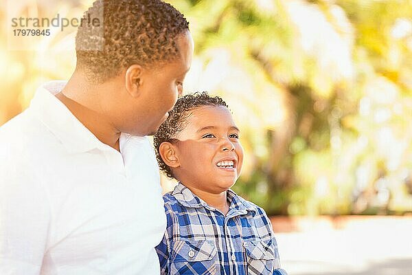 Gemischtrassiger sohn und afroamerikanischer vater spielen zusammen im freien