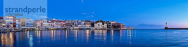 Panorama des malerischen alten Hafens von Chania  eines der Wahrzeichen und touristischen Ziele der Insel Kreta  morgens bei Sonnenaufgang  Chania  Kreta  Griechenland  Europa