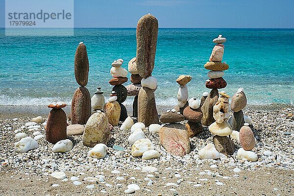 Konzept des Gleichgewichts und der Harmonie. Steine Kieselsteine stapeln am Strand Küste des blauen Meeres in der Natur. Meditative Kunst des Steinstapelns