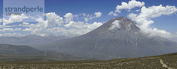 Vulkan Misti mit Wolken  Salinas and Aguada Blanca National Reservation  Region Arequipa  Peru  Südamerika