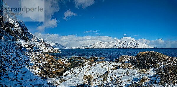 Lofoten-Inseln und norwegisches Meer im Winter mit schneebedeckten Bergen. Lofoten-Inseln  Norwegen  Europa