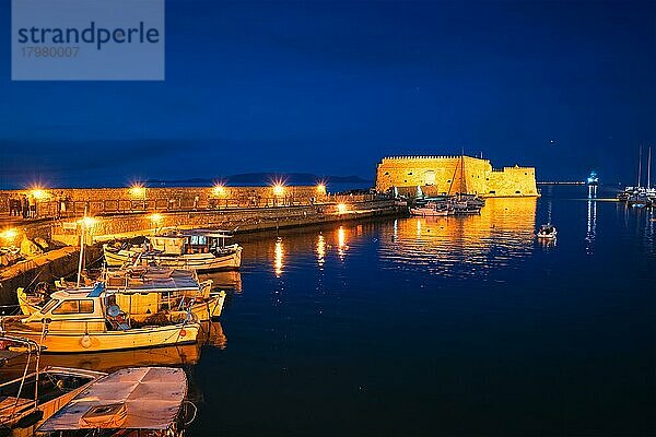Venezianische Festung in Heraklion und vertäute griechische Fischerboote im Hafen  Insel Kreta  Griechenland am Abend