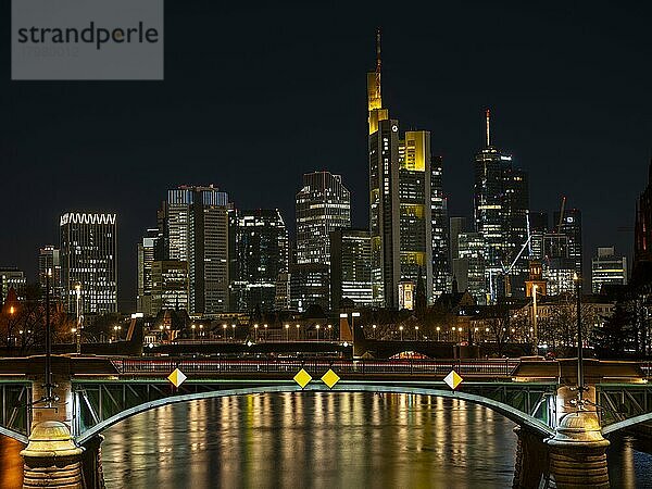 Skyline  Bürogebäude  Commerzbank  Ignatz-Bubis-Brücke bei Nacht  Frankfurt am Main  Hessen  Deutschland  Europa