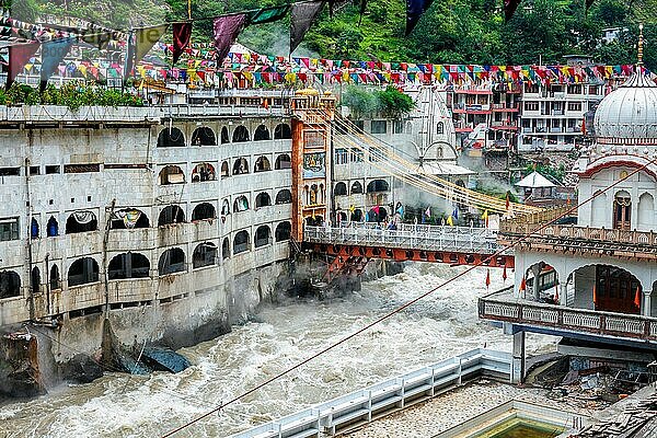 Sikh-Gurdwara  Brücke über den Parvati-Fluss und heiße Quellen in Manikaran  heilige Stätte der Sikhs im Himalaya  Himachal Pradesh  Indien  Asien