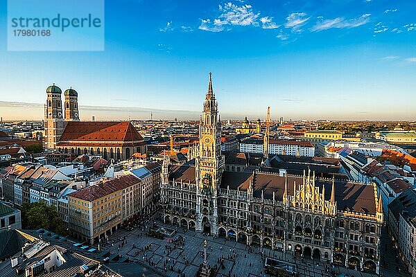 Luftaufnahme von München  Marienplatz  Neues Rathaus und Frauenkirche von St. Peter aus bei Sonnenuntergang. München  Deutschland  Europa