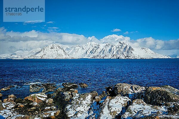 Lofoten-Inseln und norwegisches Meer im Winter mit schneebedeckten Bergen  Lofoten-Inseln  Norwegen  Europa