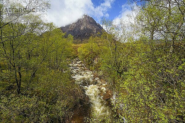 Fluss Coupal und Bergkette Buachaille Etive Mor  Glen Coe  Schottland  Großbritannien  Europa