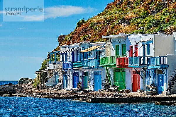 Malerisches griechisches Fischerdorf Klima mit weiß getünchten traditionellen Häusern und bunten Fenstern und Türen auf der Insel Milos in Griechenland