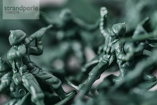 Kriegsspielzeug  kleine Soldaten  Armee aus Kunststoff  Nahaufnahme  Studioaufnahme  Köln  Nordrhein-Westfalen  Deutschland  Europa