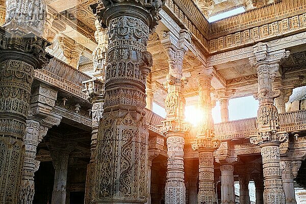 Säulen Säulen der schönen Ranakpur Jain-Tempel oder Chaturmukha Dharana Vihara. Marmor alten mittelalterlichen geschnitzten Skulptur Schnitzereien der heiligen Ort des Jainismus Anbetung. Ranakpur  Rajasthan. Indien