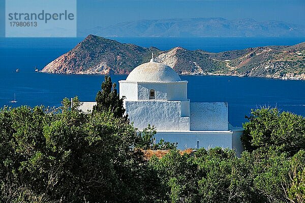 Landschaftliche Ansicht griechisch-orthodoxe traditionelle weiß getünchte Kirche auf der Insel Milos mit Ägäischem Meer im Hintergrund  Insel Milos  Griechenland  Europa