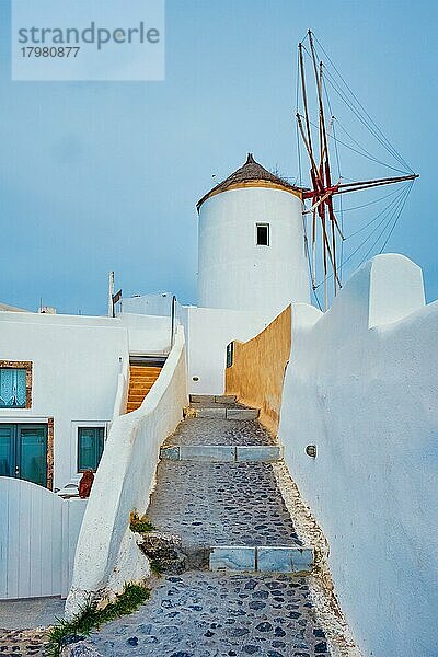 Alte traditionelle weißgetünchte griechische Windmühle auf der Insel Santorin in Oia mit Treppen auf der Straße  Oia Dorf  Santorin  Griechenland  Europa