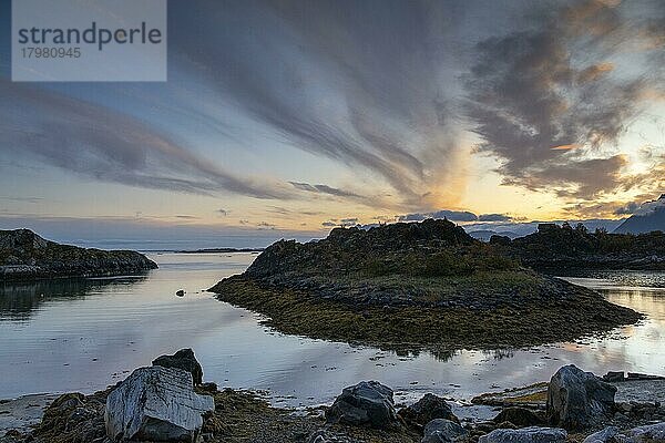 Abendstimmung an der Küste der Lofoten  Moskenesøy  Lofoten  Norwegen  Europa