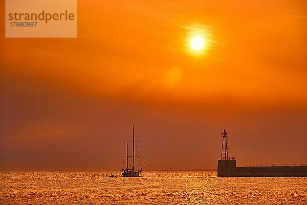 Ship schooner boat sihouette in port of Marseille on sunset  Marseille  Frankreich  Europa