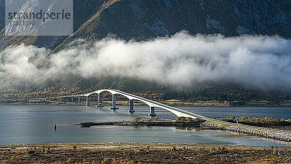 Brücke an der Küste der Lofoten  Moskenesøy  Lofoten  Norwegen  Europa