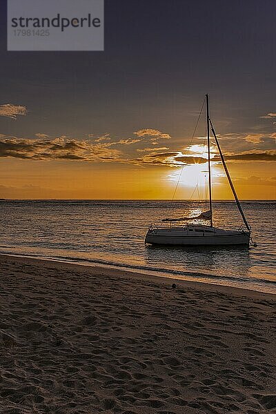 Yacht am öffentlichen Strand von Albion bei Sonnenuntergang im Westen der Republik Mauritius  Ostafrika