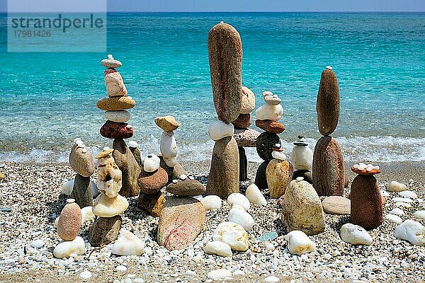 Konzept des Gleichgewichts und der Harmonie  gestapelte Steine am Strand  Küste