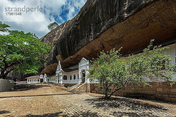 Felsenhöhle alter Dambulla-Höhlentempel ka Goldener Tempel von Dambulla in Dambulla  Sri Lanka  wichtige buddhistische religiöse Pilgerstätte und Touristenziel  Asien