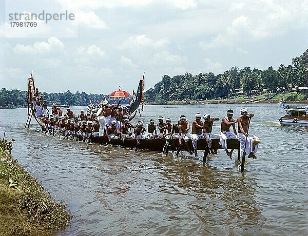 Bootsrennen in Aranmula während des Onam-Festes  Kerala  Indien  Asien