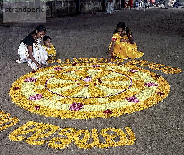 Aththapoovu oder Blumenschmuck während des Onam-Festes vor dem Bhagavati-Tempel in Kodungallur  Kerala  Indien  Asien