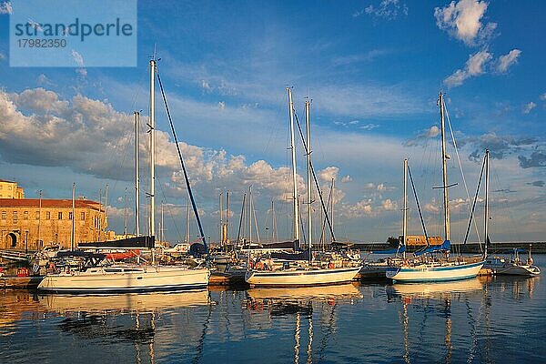 Yachten im malerischen alten Hafen von Chania sind eines der Wahrzeichen und touristischen Ziele der Insel Kreta am Morgen. Chania  Kreta  Griechenland  Europa