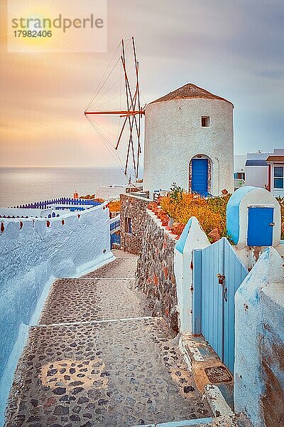 Alte traditionelle weißgetünchte griechische Windmühle auf der Insel Santorin in Oia mit Treppen auf der Straße  Oia Dorf  Santorin  Griechenland  Europa