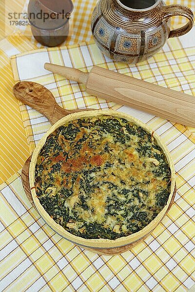 Schwäbische Küche  Spinatkuchen mit Mürbteigboden  salziger Kuchen  Hauptgericht  backen  aus dem Ofen  typisch Schwäbisch  vegetarisch  gesund  Traditionsküche  Nudelholz  Krug  Becher  Foodfotografie  Studio  Deutschland  Europa