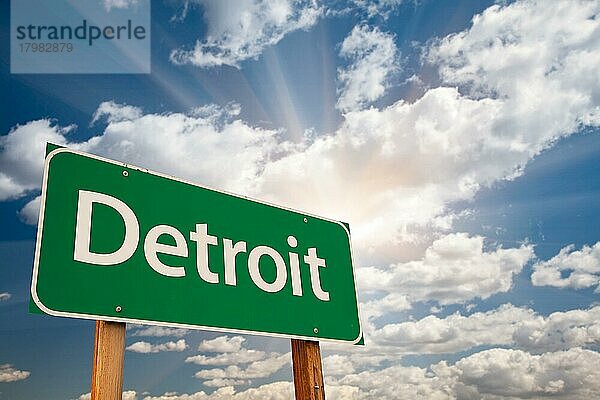 Detroit grünes Straßenschild über dramatischen Wolken und Himmel