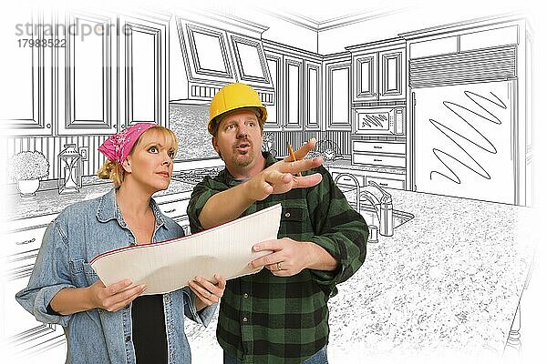 Bauunternehmer im Gespräch mit dem Kunden über die Zeichnung einer individuellen Küche
