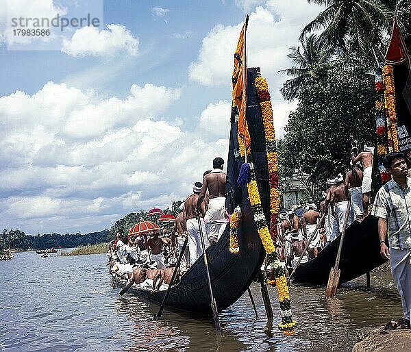 Das Amaram-Schwanzteil des Schlangenboots  eine Gruppe von Menschen  die an einem traditionellen Schlangenbootrennen in Aranmula  Kerala  Indien  teilnehmen  Asien