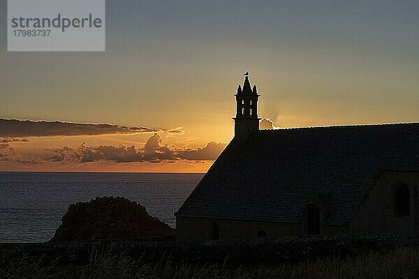 Kapelle Saint-They  Silhouette bei Sonnenuntergang  Pointe du Van  Halbinsel Cap Sizun  Département Finistère  Bretagne  Frankreich  Europa