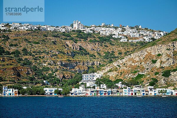 Die Dörfer Klima und Plaka mit weiß getünchten traditionellen Häusern  orthodoxer Kirche und Windmühlen auf der Insel Milos  Griechenland  Europa