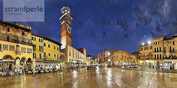 Stadtplatz Piazza delle Erbe und ehemaligen Römischen Forum mit Brunnen Fontana Madonna Verona und des mittelalterlichen Turmes Torre dei Lamberti am Abend  Piazza Erbe  Verona  Veneto  Italien  Europa