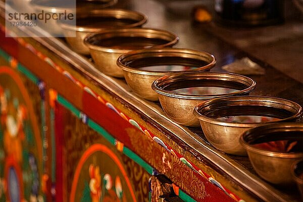 Opfergaben (tibetische Wasseropferschalen) in der Likir Gompa (tibetisch-buddhistisches Kloster)  Ladakh  Indien  Asien